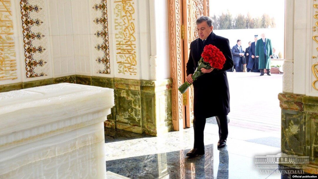 O'zbekiston Prezidenti Shavkat Mirziyoyev Islom Karimov qabrini ziyorat qilmoqda.