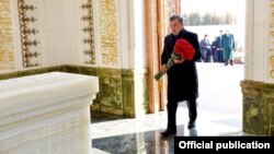 O'zbekiston Prezidenti Shavkat Mirziyoyev Islom Karimov qabrini ziyorat qilmoqda.