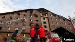 Pripadnici turske žandarmerije ispred hotela poslije požara u skijalištu Kartalkava u Bolu, 21. januara 2025. (Foto: REUTERS/Murad Sezer)