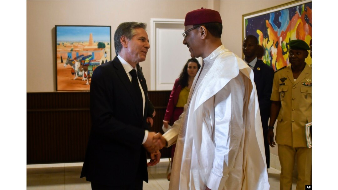 Menteri Luar Negeri AS Antony Blinken, kiri, berjabat tangan dengan Presiden Nigeria Mohamed Bazoum selama pertemuan mereka di istana kepresidenan di Niamey, Niger, Kamis, 16 Maret 2023. (Foto: via AP)