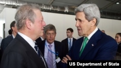 Sekretè Deta Kerry ap pale ak ansyen Vis Prezidan ameriken Al Gore anvan li te mete mesaj li devan delege kap patisipe nan Konferans sou Chanjman Klimatik yo nan Lima, Pewou. (Foto: 11 desanm 2014).