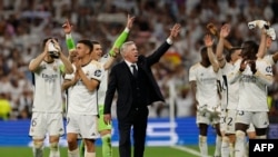 Carlo Ancelotti da 'yan wasan Real Madrid bayan da suka doke Bayern Munich a wasan semifinals na gasar zakarun turai