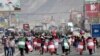 Los llamados activistas de "primera línea" marchan con escudos improvisados durante una protesta contra el gobierno y el Congreso de la presidenta Dina Boluarte, en Arequipa, sur de Perú, el miércoles 4 de enero de 2023.