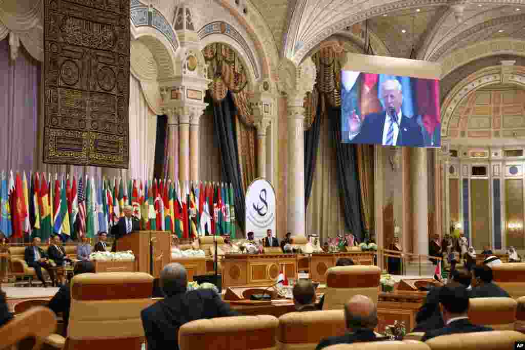 Shugaban Amurka Donald Trump ya bada jawabinsa zuwa ga bban taron larabawa da musulmin dunya da Amurka da akayi a filin King Abdulaziz Conference Center dake Riyadh, ranar asabar 21 ga watan Mayu shekarar 2017. &nbsp;