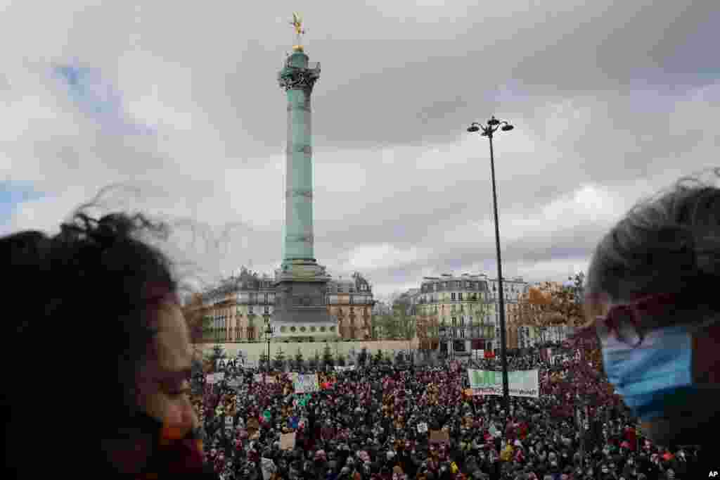 فعالان حوزه فرهنگی در شهر پاریس تجمع کردند. آنها می‌گویند تعطیلی اماکن فرهنگی از نظر اقتصادی آنها را در تنگنا قرار داده است. 