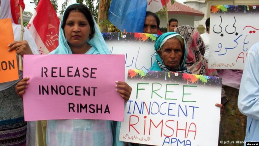 Beberapa warga Pakistan di Islamabad melakukan unjuk rasa mendesak pembebasan Rimsha Masih.