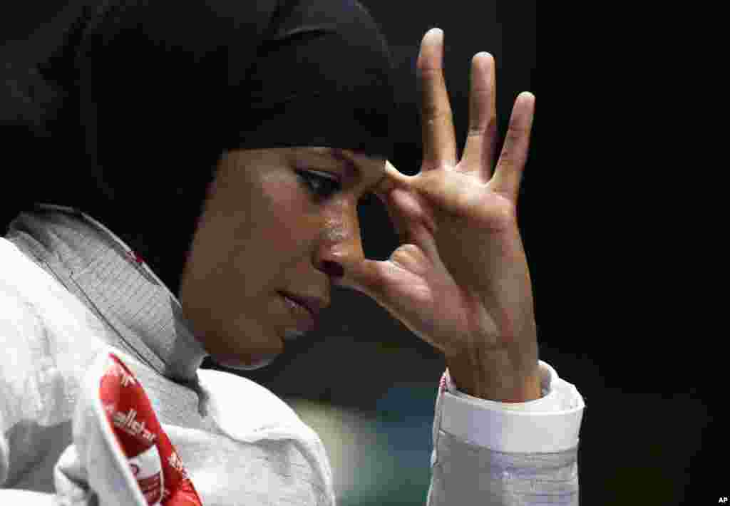 Pemain anggar Ibtihaj Muhammad, atlet AS pertama yang bertanding di Olimpiade dengan berhijab, dalam pertandingan melawan Perancis pada Olimpiade 2016 di Rio de Janeiro, Brazil (8/8).&nbsp;(AP/Andrew Medichini)