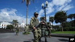 La violencia en Ecuador se acrecentó en 2022 y 2023. Soldados patrullan en una plaza frente a la oficina y residencia presidencial, en el palacio de Carondelet, en Quito, Ecuador, el miércoles 10 de enero de 2024.