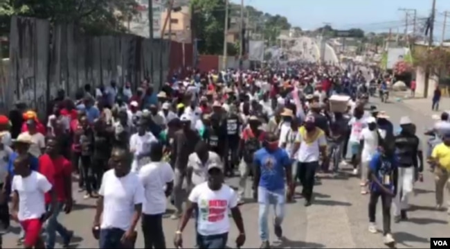 Para dokter, pengacara, dan penyandang cacat Haiti memprotes penculikan dan menuntut Presiden Jovenel Moise mundur, di Port-au-Prince, Haiti, 7 Maret 2021. (Foto: VOA/Matiado Vilme)