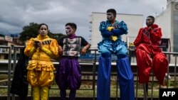 Para penari salsa menunggu di belakang panggung pada festival "Salsodromo" di Cali, Kolombia (foto: dok). 