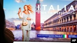 Kampanye virtual pemerintah Italia bernilai sembilan juta dolar agar kalangan muda untuk mencintai karya seni klasik, yaitu lukisan terkenal “Birth of Venus” pelukis asal Florence, Sandro Botticelli dengan mengubah citra "Dewi Venus" dalam lukisan tersebut (foto: dok). 