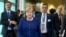 La canciller alemana Angela Merkel (centro) llega a una cumbre informal de la Unión Europea sobre migración en la sede de la UE en Bruselas. Domingo, 24 de junio de 2018.