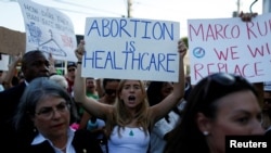 Activistas por el derecho al aborto protestan ante la Corte Suprema de EEUU en Washington DC el 24 de junio de 2022.