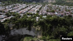 ARCHIVO - Una vista de un dron muestra a trabajadores excavando en un sitio donde se han encontrado fosas clandestinas supuestamente utilizadas por pandilleros en Tonacatepeque, El Salvador, el 4 de octubre de 2024.