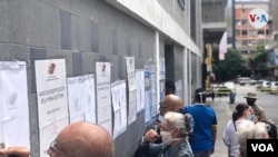 Electores venezolanos buscan su mesa en un centro de votación en Caracas. Diciembre 6, 2020. Foto: Álvaro Algarra/VOA. 