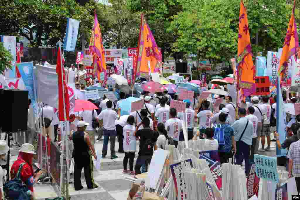 支持和反对政改的民众在立法会外集会造势 （博讯/美国之音图片 ）