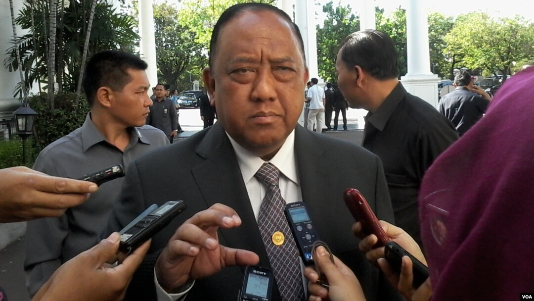 Kepala BIN yang akan berakhir masa jabatannya, Marciano Norman memberi penjelasan kepada media di Istana Negara, Jakarta (foto:VOA/Andylala).