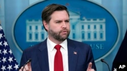 El vicepresidente J. D. Vance habla en la sala de prensa James Brady de la Casa Blanca, el jueves 30 de enero de 2025, en Washington.