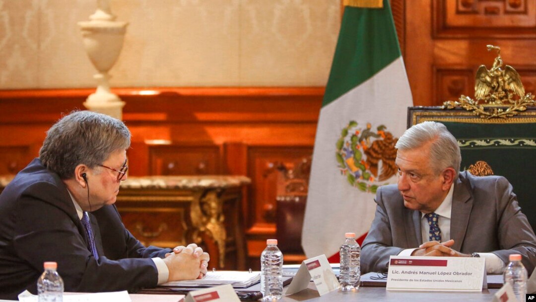 Jaksa Agung AS William Barr (kiri) berbincang dengan Presiden Meksiko Andres Manuel Lopez Obrador di Istana Nasional di Mexico City, 5 Desember 2019. (Foto: Biro Setpres Meksiko via AP)