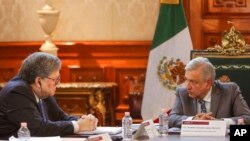 Jaksa Agung AS William Barr (kiri) berbincang dengan Presiden Meksiko Andres Manuel Lopez Obrador di Istana Nasional di Mexico City, 5 Desember 2019. (Foto: Biro Setpres Meksiko via AP)