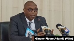 Me Alain Orounla, ministre de la Communication, porte-parole du gouvernement, le 26 avril 2020. (VOA/Ginette Fleure Adandé)