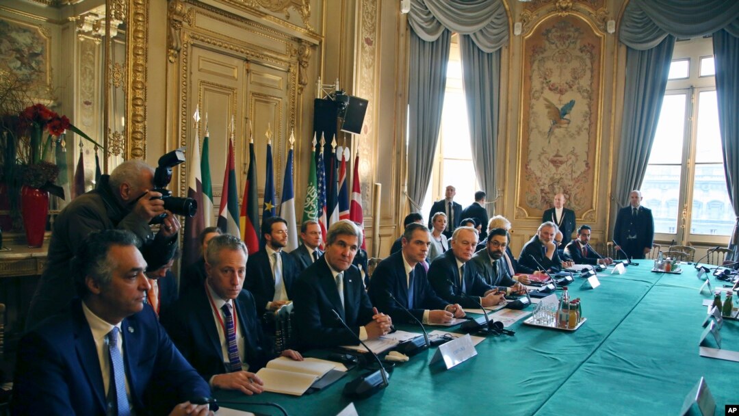 Menlu AS John Kerry (tiga dari kiri) dan Menlu Perancis Jean Marc Ayrault (lima dari kanan) menghadiri pertemuan dengan para "Sahabat Suriah" di Paris (10/12).