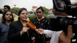 Farha Faiz, seorang pengacara di Mahkamah Agung India, berbicara kepada media setelah MA India menangguhkan praktik perceraian kilat, di New Delhi, Selasa (22/8). 