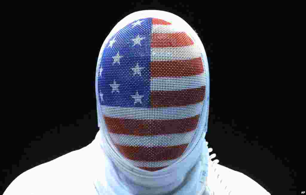 Seth Kelsey, de Estados Unidos, durante un combate de esgrima en contra de Nikolai Novosjolov, de Estonia.
