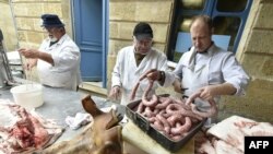 Des bouchers préparent des saucisses à Bordeaux, France, 7 mars 2016.