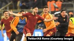 Les joueurs jubilent après leur victoire-qualification 3-0 contre le FC Barcelone en match retour de quarts de finale de la Ligue des champions, Rome, Italie, 10 avril 2018. (Twitter/AS Roma)