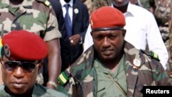 Le chef de la junte militaire Moussa Dadis Camara avec son aide de camp, le lieutenant Aboubacar "Toumba" Diakité, à droite, à Conakry, le 2 octobre 2009.