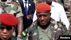 Le chef de la junte militaire Moussa Dadis Camara avec son aide de camp, le lieutenant Aboubacar "Toumba" Diakité, à droite, à Conakry, le 2 octobre 2009.