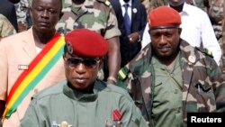 Moussa Dadis Camara et son aide de camp, Aboubacar "Toumba" Diakité (D) à Conakry, le 2 octobre 2009.