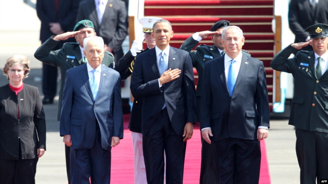 Kedatangan Presiden AS Barack Obama (tengah), disambut oleh Perdana Menteri Israel Benjamin Netanyahu (kanan) dan Presiden Shimon Peres (kiri) dengan upacara kenegaraan di bandara Ben Gurion (20/3).