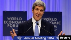 Menlu AS John Kerry berpidato dalam acara Forum Ekonomi Dunia di Davos, 24 Januari 2014. 