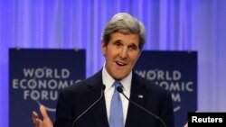 Menlu AS John Kerry saat berbicara dalam rapat tahunan Forum Ekonomi Dunia di Davos (24/1).