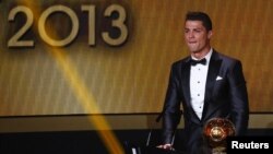 Cristiano Ronaldo setelah diumumkan sebagai peraih penghargaan Ballon d'Or 2013 oleh FIFA di kota Zurich, Swiss hari Senin malam (13/1). 