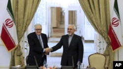 အီရန်နိုင်ငံခြားရေးဝန်ကြီး Mohammad Javad Zarif (ယာ)နဲ့ ကုလသမဂ္ဂနဲ့ အာရပ်အဖွဲ့ချုပ်ကိုယ်စားလှယ် တို့ တွေ့ဆုံစဉ်။ (အောက်တိုဘာ ၂၆၊ ၂၀၁၃)
