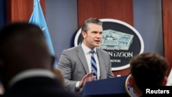 美国战争部长海格塞斯在五角大楼举行的一场关于伊朗战争的简报会上发表讲话。(2026年4月24日)