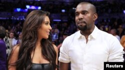 Kim Kardashian y su novio, el rapero Kanye West disfrutan de un juego de Los Álgeles Lakers en Denver.