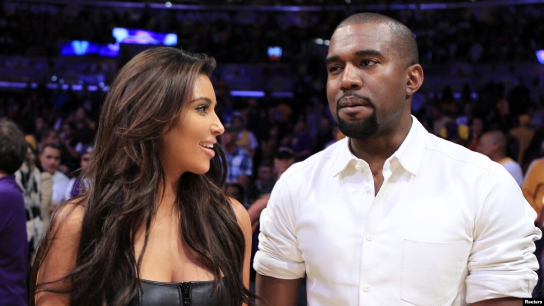 Kanye Uest dugonasi Kim Kardashyan bilan Los-Anjelesda. Arxivdan surat. 