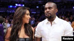 Kanye Uest dugonasi Kim Kardashyan bilan Los-Anjelesda. Arxivdan surat. 