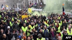 Los manifestantes participaron en una manifestación antigubernamental convocada por el movimiento "Gilets Jaunes" de los chalecos amarillos, en París, el 26 de enero.