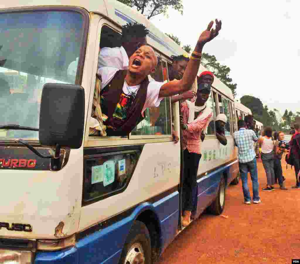 LGBT Ugandans shouted at police, asking them repeatedly where they were taking them and why they were being forced into a convoy. (L. Paulat/VOA)