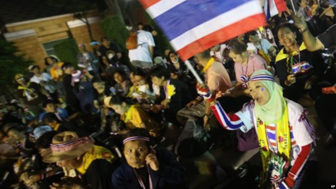 Nhóm biểu tình chống chính phủ tụ tập bên trong khuôn viên Bộ Ngoại giao ở Bangkok, Thái Lan, 25/11/13