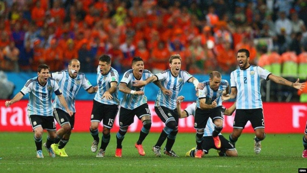 Tim Argentina merayakan kemenangan setelah Maxi Rodriguez memastikan kemenangan 4-2 atas Belanda dalam adu penalti di Sao Paulo, Rabu (9/7).