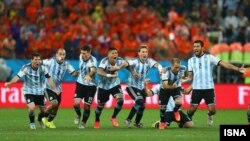 Tim Argentina merayakan kemenangan setelah Maxi Rodriguez memastikan kemenangan 4-2 atas Belanda dalam adu penalti di Sao Paulo, Rabu (9/7).