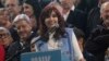ARCHIVO - La vicepresidenta de Argentina, Cristina Fernández, en un evento de conmemoración del 20 aniversario de la toma de posesión como presidente de su esposo, el fallecido Néstor Kirchner en la Plaza de Mayo en Buenos Aires, el 25 de mayo de 2023.