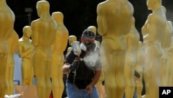 Stage craft artist Rick Roberts gives Oscar statues a fresh coat of gold paint as preparations begin for Sunday's 89th Academy Awards in Hollywood, California, Feb. 22, 2017. 