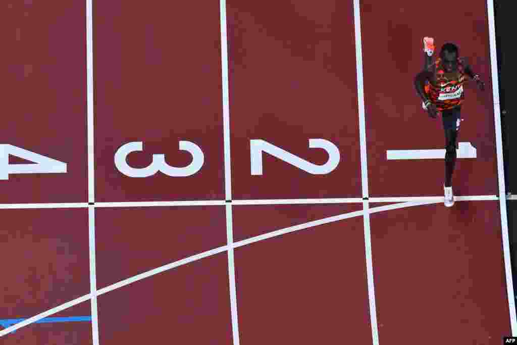 An overview shows Kenya's Abel Kipsang as he wins the men's 1500m semi-finals during the Tokyo 2020 Olympic Games at the Olympic Stadium in Tokyo on August 5, 2021. (Photo by Antonin THUILLIER / AFP)